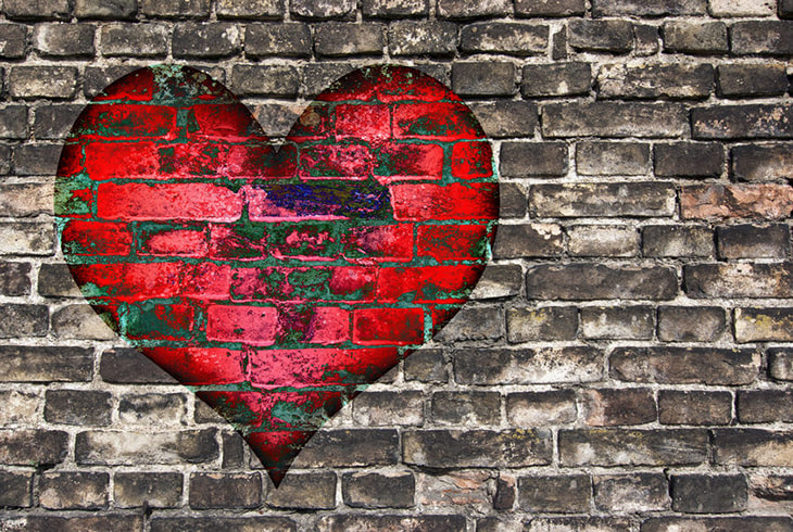Imagen: Corazón rojo pintado en una pared de ladrillo
