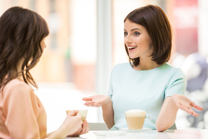 Imagen: Dos mujeres conversando mientras toman un café.