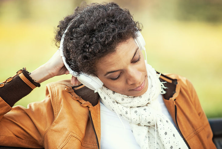 Imagen: Mujer escuchando una canción triste