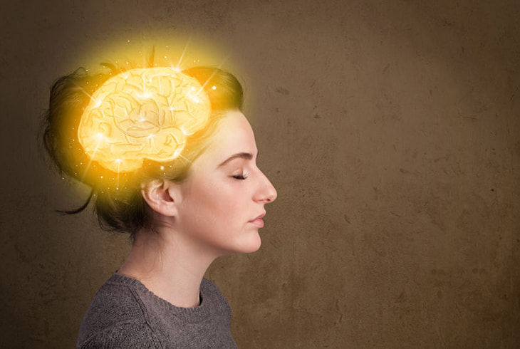 imagen: Mujer con cerebro iluminado