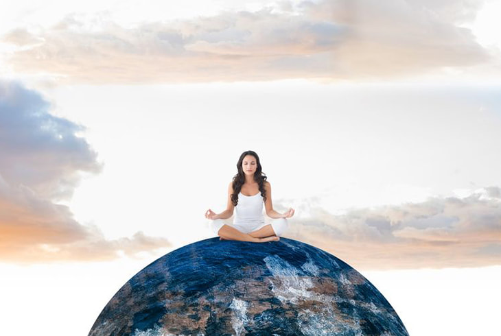 Imagen: mujer meditando en la cima del mundo